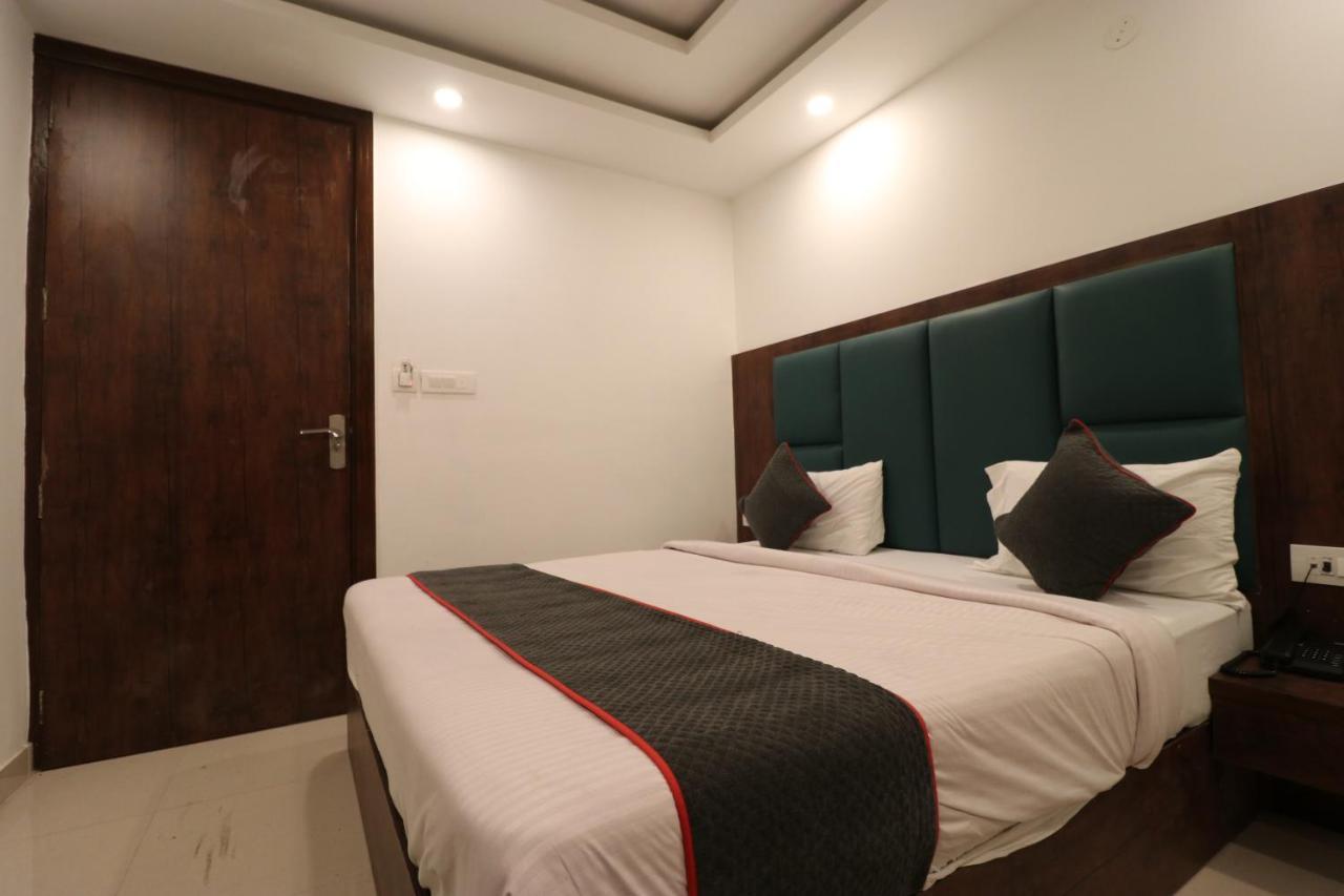 ניו דלהי Family Hotel Tark Near Igi Airport Delhi מראה חיצוני תמונה